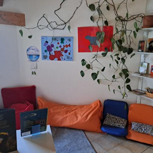 Man sieht die Lesewelt der VS Grinzens mit einem Regal, Sitzkissen und verschiedenen Büchern. 