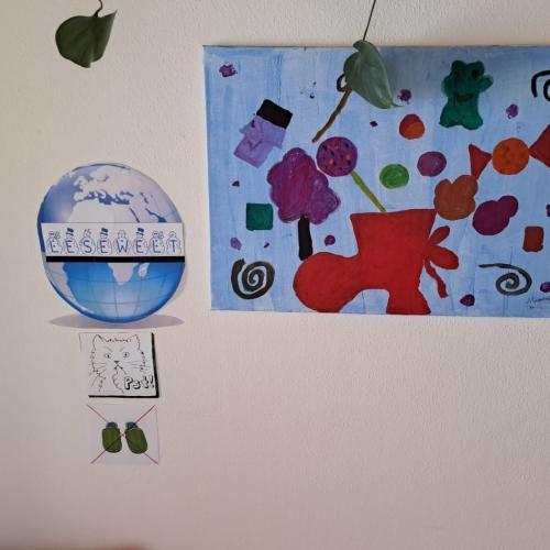 Man sieht die Lesewelt der VS Grinzens mit einem Regal, Sitzkissen und verschiedenen Büchern. 