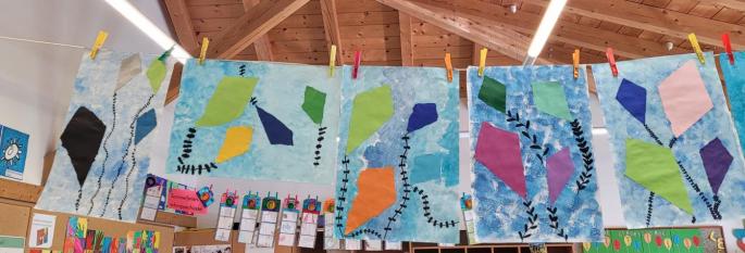 Prickeldrachen kreuzen am Himmel- Prickelarbeit auf Schwammdruckhintergrund- 3. Klasse