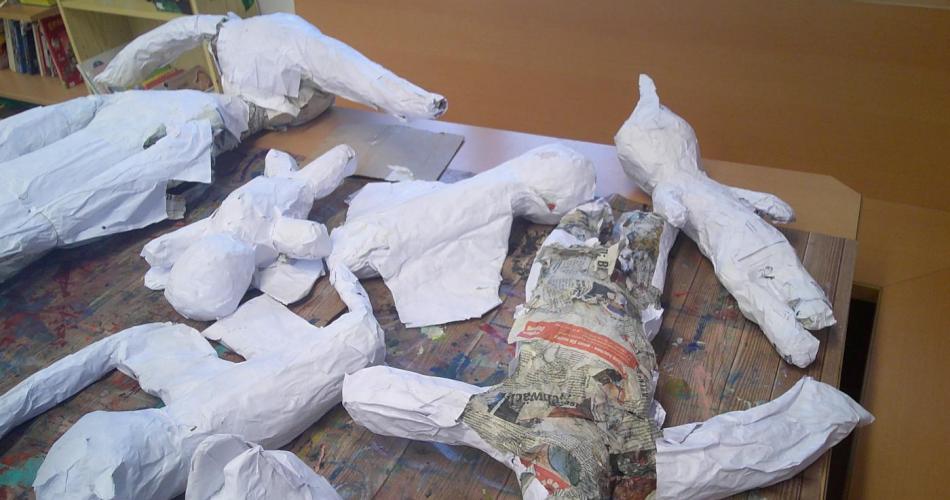 Auf dem Bild sieht man Papiermännchen 