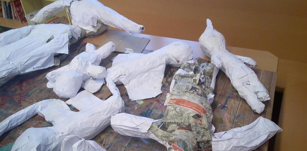 Auf dem Bild sieht man Papiermännchen