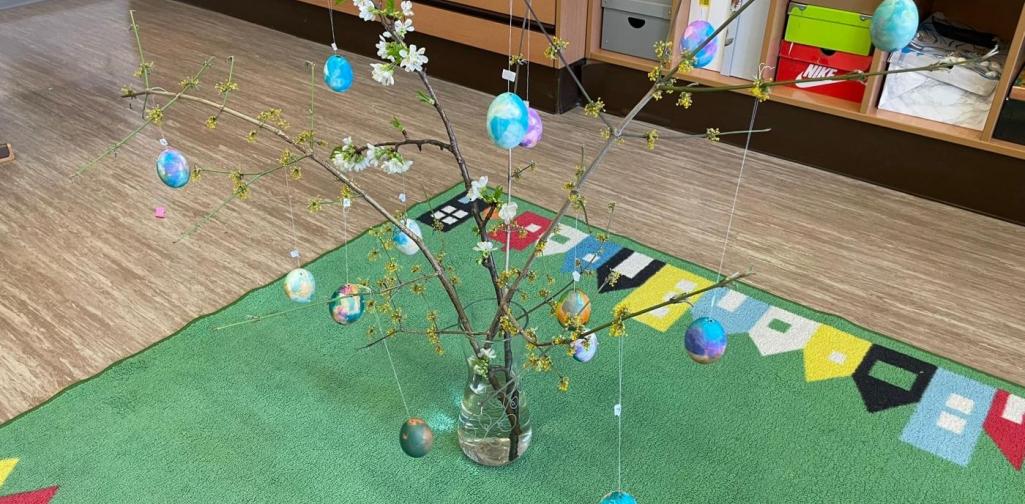 2 Klasse Ostern 1 Ein Bild von einem Osterstrauch, an dem bunte Ostereier hängen